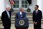 Popularitet. Præsident Obama, til venstre, har ikke været lige så populær som sin forgænger, i midten, Gerorge W. Bush, i sit første år. Han har dog overgået Bill Clinton, til højre. Her ses de tre under deres møde om Haiti i fredags. 