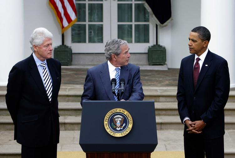 Popularitet. Præsident Obama, til venstre, har ikke været lige så populær som sin forgænger, i midten, Gerorge W. Bush, i sit første år. Han har dog overgået Bill Clinton, til højre. Her ses de tre under deres møde om Haiti i fredags. 