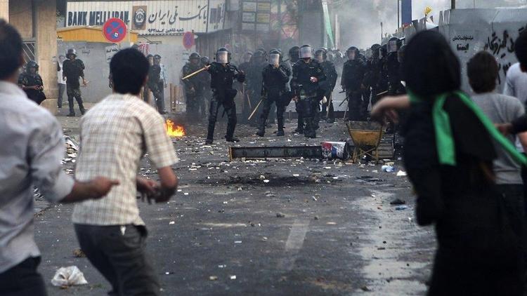 Gadekamp. De seneste måneders opbrudsstemning i Iran har så småt gjort de arabiske ledere nervøse. De frygter nemlig, at Iran kan udvikle sig til et eksempel på, at intern protest og opposition nytter, skriver Helle Malmvig i dagens analyse. Foto: AP 