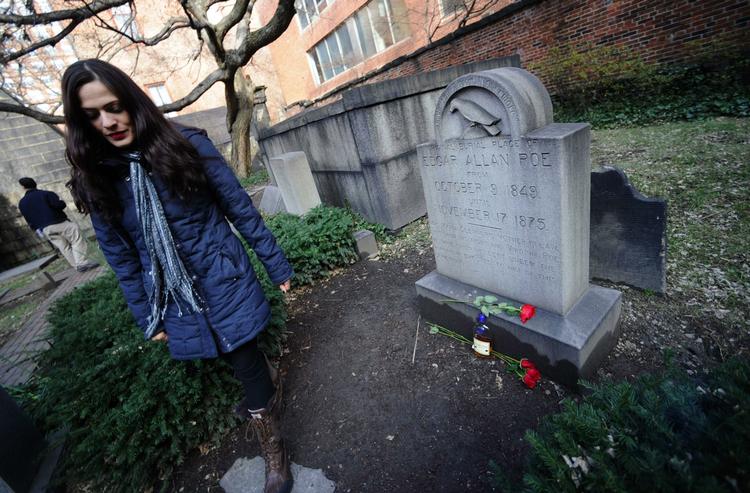 Redningskvinde. Da den oprindelige Poe-fan ikke dukkede op, måtte Cynthia Pelayo fra Chicago træde til med en (halv) flaske cognac og tre roser. 
