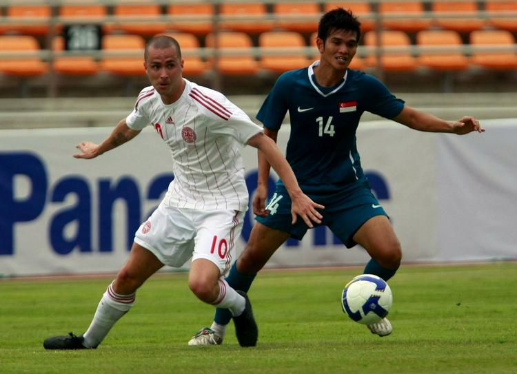Legestue. Rajko Lekic (til venstre) scorede en gang i 5-1-sejren over Singapore. 