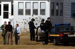 Skuddrama. Politiet i Virginia i USA er samlet foran det hus, hvor de fandt syv lig. På en landevej tæt ved huset fandt politiet en mand. Han døde senere af sine skudsårskvæstelser. 