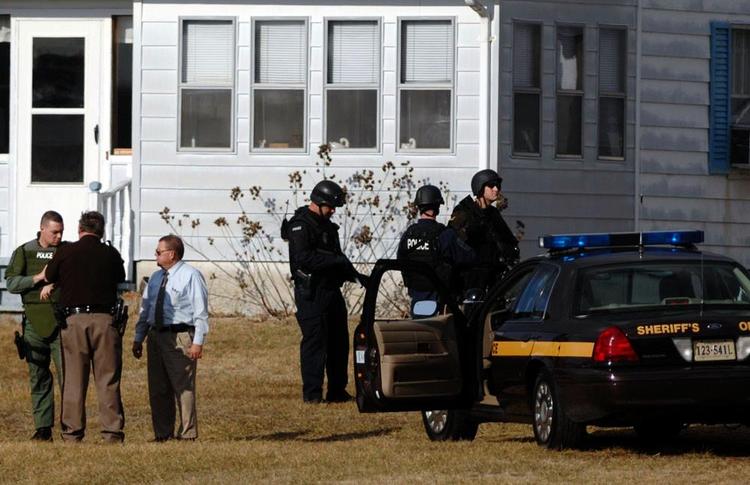 Skuddrama. Politiet i Virginia i USA er samlet foran det hus, hvor de fandt syv lig. På en landevej tæt ved huset fandt politiet en mand. Han døde senere af sine skudsårskvæstelser. 