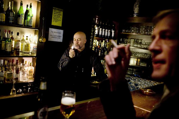 Rygeforbuddet til trods, er der fortsat steder i byen, hvor man må tænde op. Her på Nørreport Bodega. 