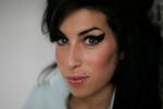 Dømt. Efter en alkoholindhylletg, råbende og voldesom teatertur er Amy Winehouse blevet idømt en bøde, og skal holde sig inden for  loven de næstye to år for ikke at blive straffet yderligere 