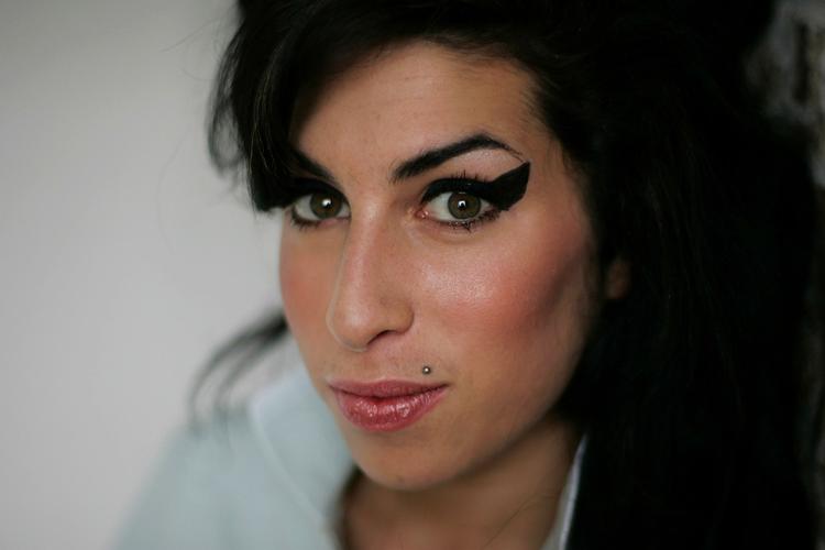 Dømt. Efter en alkoholindhylletg, råbende og voldesom teatertur er Amy Winehouse blevet idømt en bøde, og skal holde sig inden for  loven de næstye to år for ikke at blive straffet yderligere 