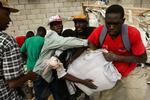 Rov. Et billede fra Port-au-Prince i går, hvor haitianere slås om ting i gaderne. 
