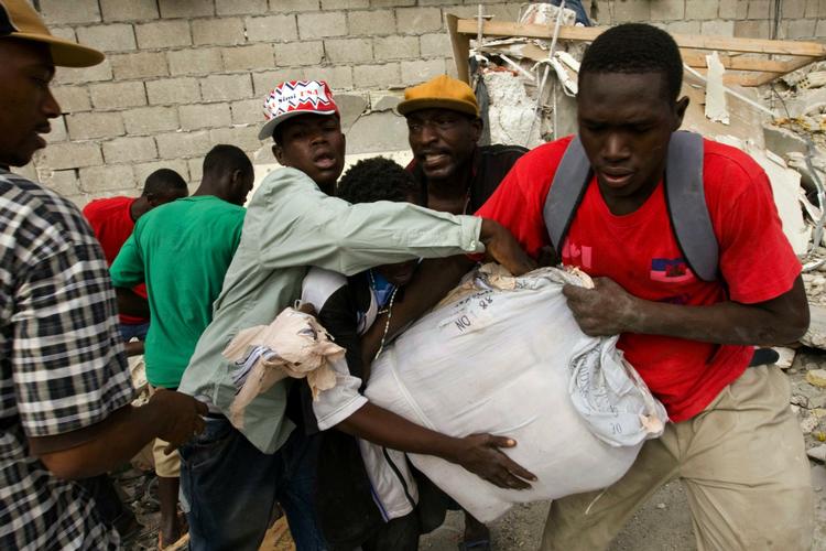 Rov. Et billede fra Port-au-Prince i går, hvor haitianere slås om ting i gaderne. 