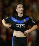 Sur aften. Manchester United tabte ikke blot til Mancheter City. Anfører Gary Neville risikerer samtidig karantæne for at have givet fingeren til Carlos Tevez. 