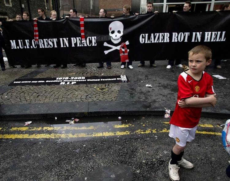 Utilfreds. Små som store Manchester United-fans demonstrerer jævnligt over ejeren Malcolm Glazers gældsætning af klubben. Arkivfoto. 