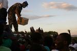 HJÆLP. Der er hårdt brug for hjælp fra resten af verden, hvis situationen på Haiti skal stabiliseres. Her er den en jordansk FN-medarbejder, der deler mad ud til de overlevende. 