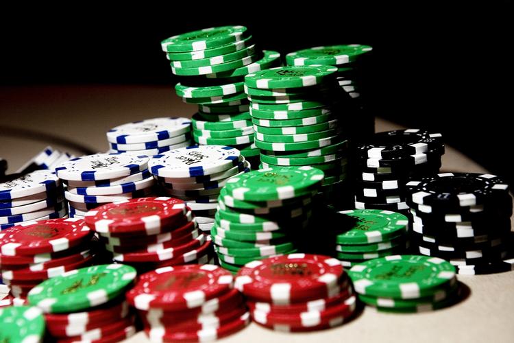 spil. Udenlandske spiludbydere får adgang til at udfordre Danske Spils monpol. Den nye spillelov vil samtidig gøre det lovligt at spille poker over nettet. 