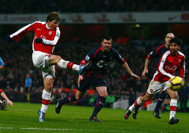 mål. Arsenals Andrej Arshavin scorer mod Bolton. 