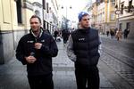 Knægten. Mikkel Hansen (til højre) på en gåtur med den øverste i  landsholdets hierarki, Lars Christiansen. 