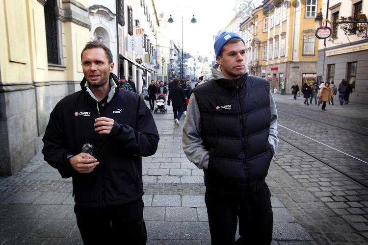 Knægten. Mikkel Hansen (til højre) på en gåtur med den øverste i  landsholdets hierarki, Lars Christiansen. 