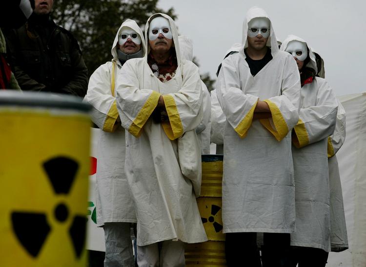 Protester. Tyske modstandere af atomkraft viser jævntligt deres utilfredshed. Her er det en demonstration, der krævede det nordtyske atomkraftværk i Braunsbuettel lukket. 