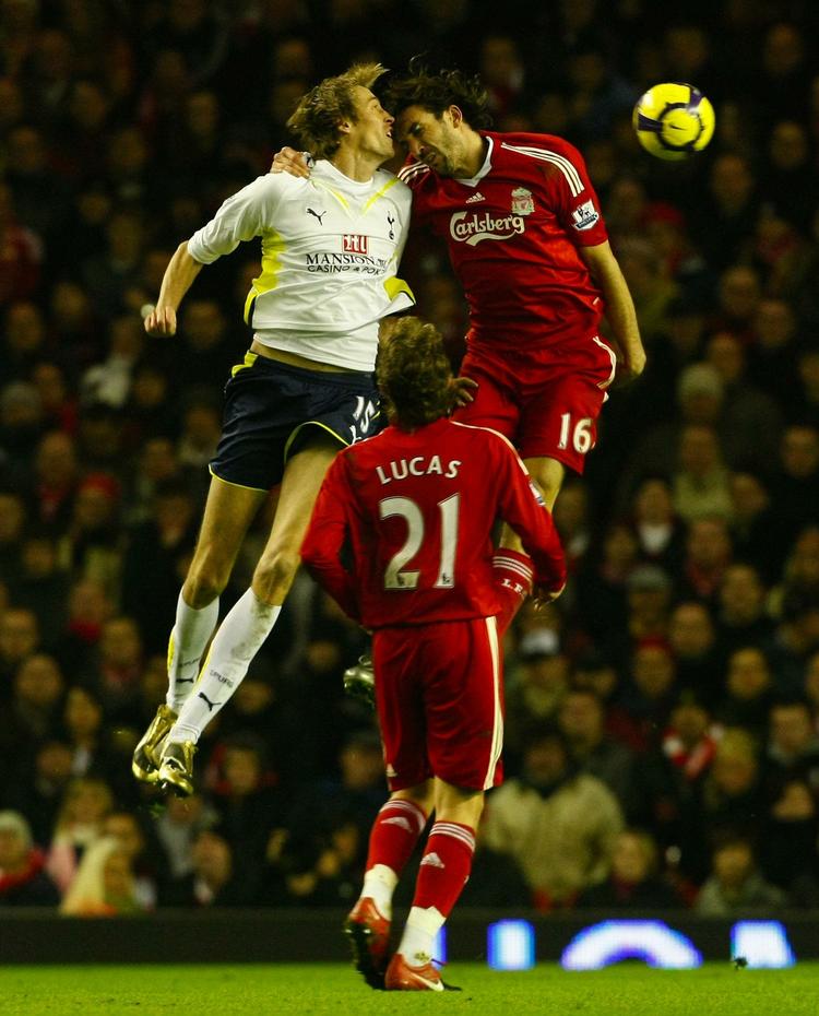 Davs. Sotirios Kyrgiakos (til højre) fik lukket godt af for den lange Peter Crouch. 