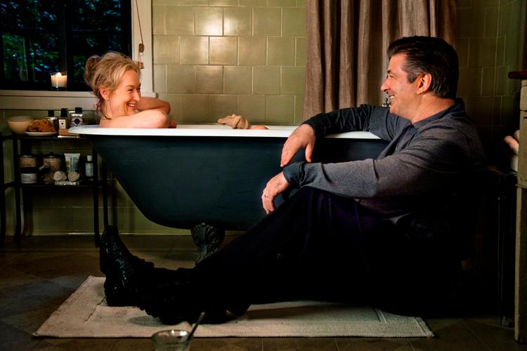 Meryl Streep og Alec Baldwin ser ud som om, de morer sig helt enormt med rollerne som fraskilt ægtepar, der genfinder flammen. PR-foto: UIP. 