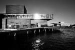 Dyr. Det Kgl. Teaters to nyeste huse, Skuespilhuset i forgrunden og Operaen i baggrunden,  som næste år har færre forestillinger på repertoiret og færre medarbejdere ansat pga. stigende driftsomkostninger (Arkivfoto). 
