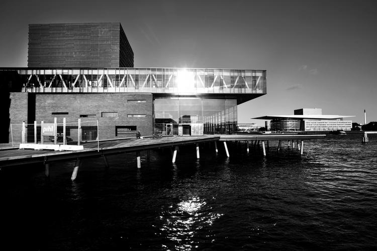 Dyr. Det Kgl. Teaters to nyeste huse, Skuespilhuset i forgrunden og Operaen i baggrunden,  som næste år har færre forestillinger på repertoiret og færre medarbejdere ansat pga. stigende driftsomkostninger (Arkivfoto). 