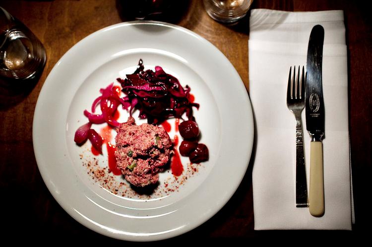 Skiftedag. Jens Vestergaard vil ikke længere røre tartaren på Mêlées. Snart overtager Rasmus Oubæk køkkenet.Foto: Joachim Adrian 