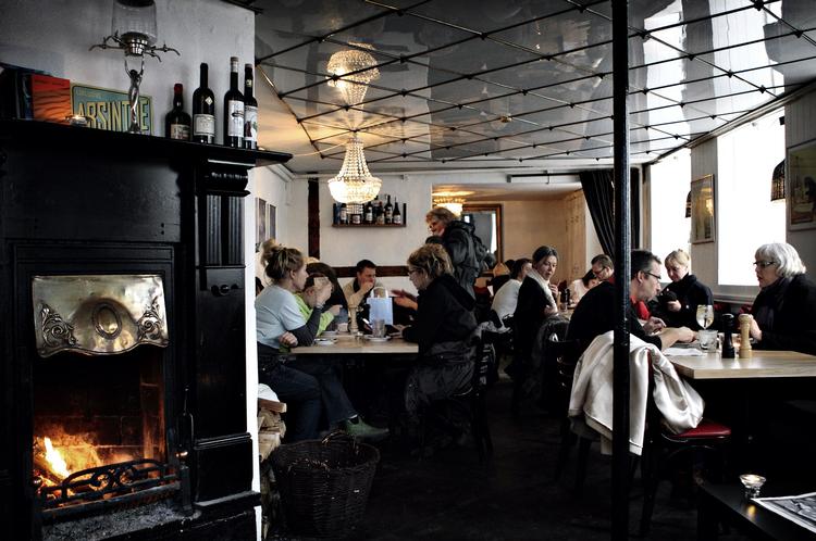 På en kold januardag kan det anbefales at kick-starte blodomløbet med pejsevarme og høje procenter fra den myteomspundne absint. Foto: Joachim Adrian 