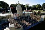 Legoborg Legoland i Californien har bygget en model af ceremonien, hvor Barack Obama blev indsat som USA's præsident. 