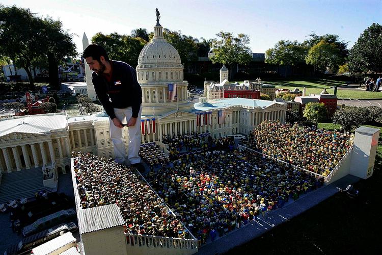 Legoborg Legoland i Californien har bygget en model af ceremonien, hvor Barack Obama blev indsat som USA's præsident. 