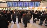 PANIK. Passagererne i München Lufthavn måtte i går på grund af en bombealarm vente lang tid på at komme afsted med deres fly. 