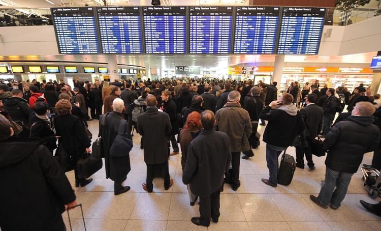 PANIK. Passagererne i München Lufthavn måtte i går på grund af en bombealarm vente lang tid på at komme afsted med deres fly. 