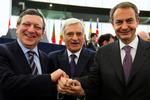 Slutspurt. Europarlamentets formand Jerzy Buzek (i midten) oplyser, at 25 kommissærkandidater foreløbig kan ånde lettede op. Men nye høringer kan være på vej - det er nu op til José Manuel Barroso (til venstre). 
