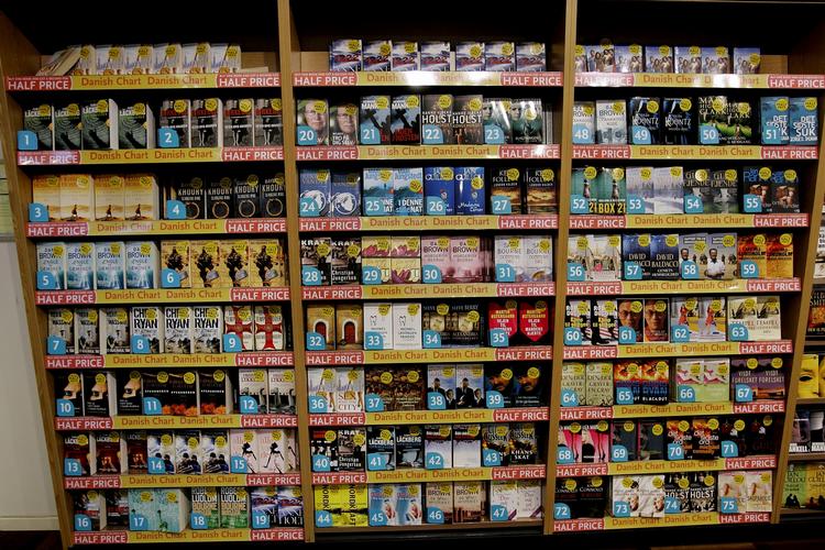 Blikfang. Tidligere kunne man købe sig en plads på bestsellerhylderne i boghandlerne i Københavns Lufthavn. Men den praksis er fortid nu, fastslår firmaet bag. 
