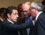 Kattepine. EU's præsident Herman Van Romouy (i midten) kan løbe ind i problemer i Bruxelles. Det skyldes, at Frankrigs præsident Nicolas Sarkozy (til venstre) er i gang med at bryde EU's regler. 