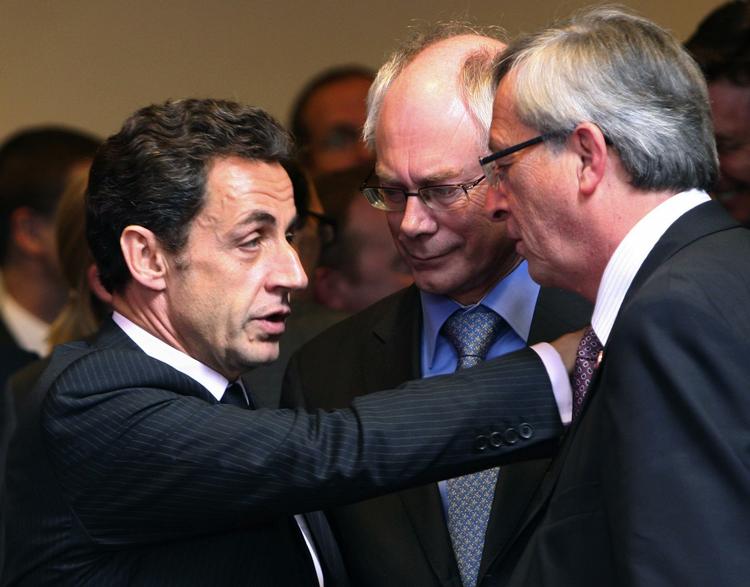 Kattepine. EU's præsident Herman Van Romouy (i midten) kan løbe ind i problemer i Bruxelles. Det skyldes, at Frankrigs præsident Nicolas Sarkozy (til venstre) er i gang med at bryde EU's regler. 