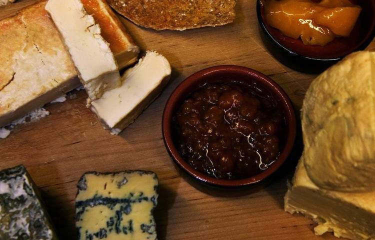 Bløde oste er en af kilderne til listeria bakterier, som kan føre til sygdommen listeriose. Men også grønt, fisk og kødvarer kan indeholde listeria. 