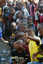 Nødhjælp. Børn venter i kø på at få mad ved en FN-base i Port-au-Prince. 