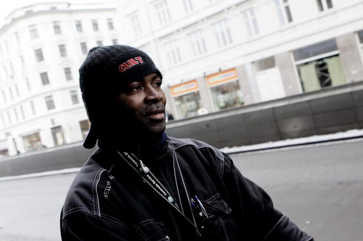 Pendleren. Ousmane Biao måtte i 2004 flytte til Malmø for at kunne bo sammen med sin kone, som han siden er blevet skilt fra. Men han er blevet boende i Sverige og pendler hver dag til sit arbejde i København. 