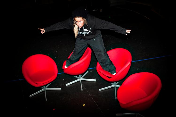 Smagsdommer-stolene spiller en vigtig rolle i 'Linda P på bjerget', hvor den kvindelige komiker går fra at være fordrukken malerlærling til at sætte sig som vært i den røde stol 