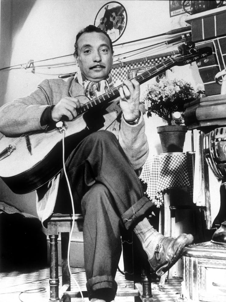 Opslidt. Django Reinhardt blev kun 43 år, men han havde trods sit korte liv en fantastisk karriere. Her er han fotograferet i 1953, kort tid inden sin død. 