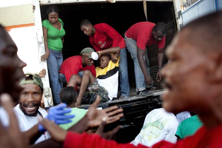 Kaos. Den umiddelbare lammelse er blevet afløst af kaos i Port-au-Prince. 