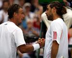 Dramakonger. Lleyton Hewitt mod Marcos Baghdatis (til højre) siger tak for kamp efter en match i Wimbledon. 
