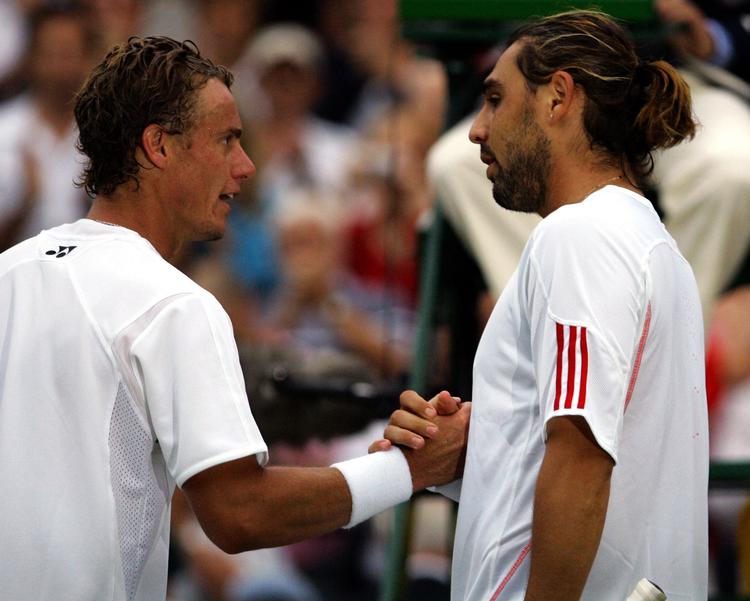Dramakonger. Lleyton Hewitt mod Marcos Baghdatis (til højre) siger tak for kamp efter en match i Wimbledon. 