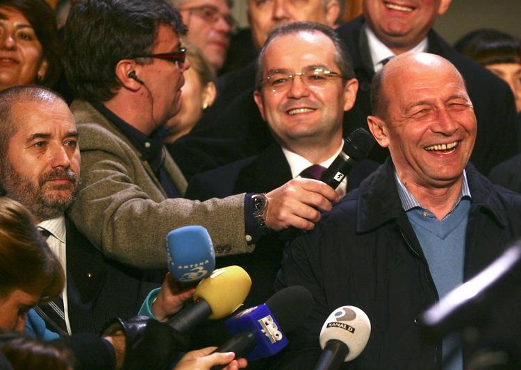 Ovrnaturligt. Det er dette foto, der har skabt gang i debatten om hypnose og tankekontrol mod taberen af december måneds præsidentvalg i Rumænien. Vinderen af valget, Traian Basescu (th.), anklages for at have hyret hypnotisøren Aliodor Manolea (tv.) til at sende negative energier mod taberen af valget. 