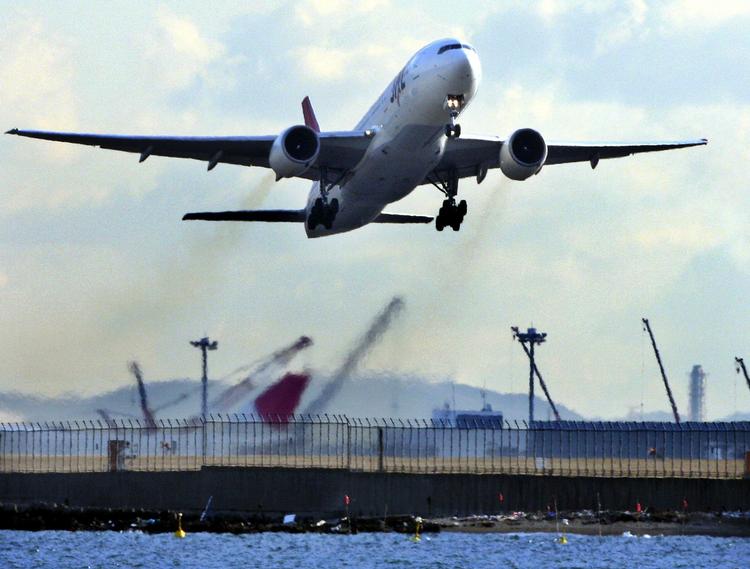 Flysikkerhed. Drøftelser om bevæbnede vagter om bord på fly kan føre til ny, ophedet debat i EU om flysikkerhed. 