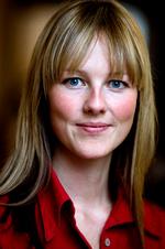 Festdeltager. Ida Auken, folketingsmedlem for SF, hopper i balkjolen og nejer for  majestæten til hofballet på onsdag. Foto: Jacob Ehrbahn. 