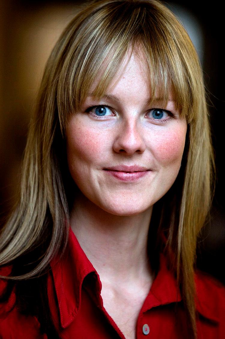 Festdeltager. Ida Auken, folketingsmedlem for SF, hopper i balkjolen og nejer for  majestæten til hofballet på onsdag. Foto: Jacob Ehrbahn. 