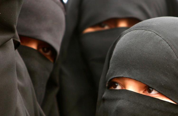 Burkarapport. For mange danskere kan det være svært at betragte burkaen som et større problem end klimaet, når der formentlig er under 100 kvinder i Danmark, der går i den dragt. 