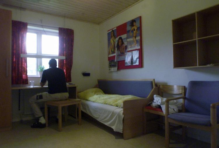 Genopdragelse. En svensk undersøgelse har vist, at en kriminel borger, der ryger ind og ud af fængsel gennem hele livet, koster samfundet 50 mio. kr. Det er til gengæld veldokumenteret, at skolegang kan holde folk ude af fængslerne. 