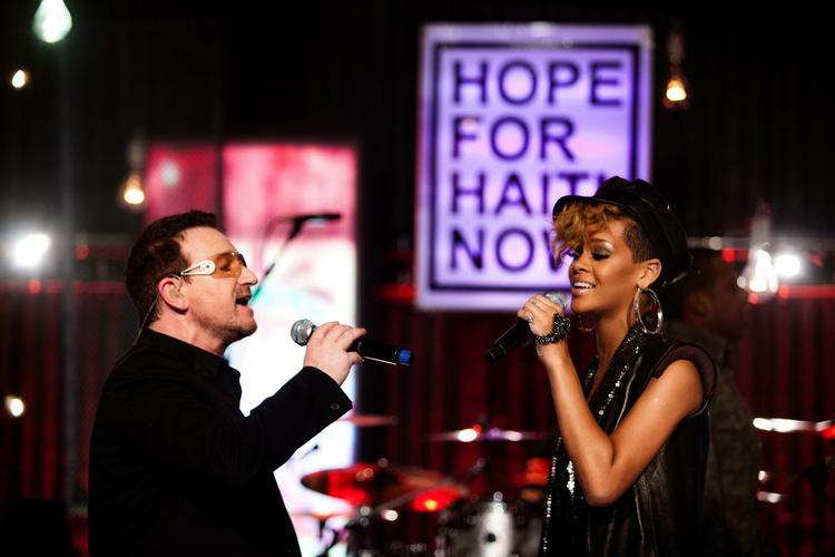 Samarbejde. Bono og Rihanna optrådte sammen med Jay-Z og The Edge på nummeret 'Stranded (Haiti Mon Amour'). 