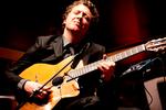 Den kun 24-årige franske guitarvirtuos Adrien Moignard står ikke tilbage for stilikonet Django. Fredag aften var han det musikalske centrum for hyldestkoncerten til sigøjnerjazzens fader Django Reinhardt, der ville være fyldt 100 år i dag. Foto: Miriam Dalsgaard 